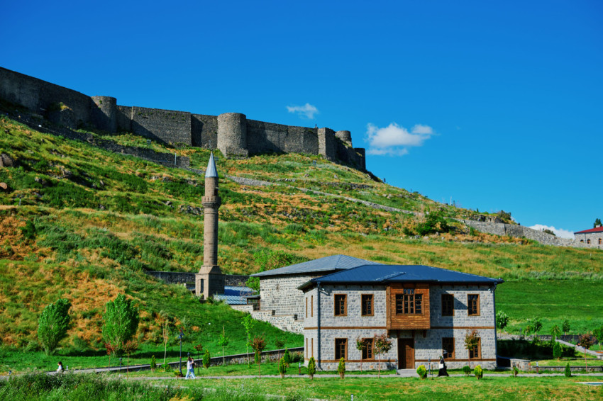 Kars kalesi ve önündeki tarihi konak