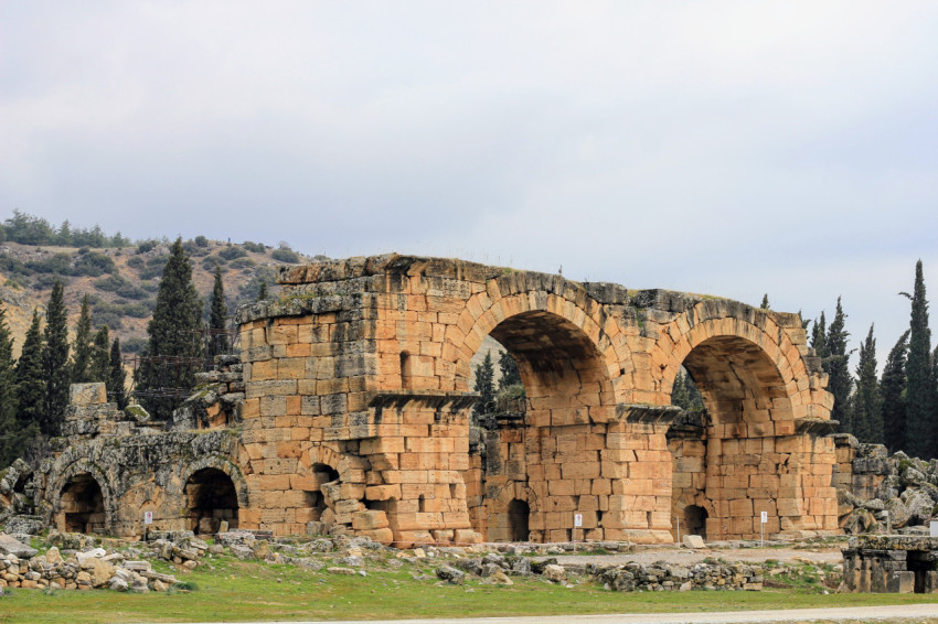 Pamukkale Hierapolis Antik Kentinde bir kapı