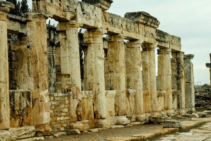 Pamukkale Hierapolis Antik Kenti sütunlar