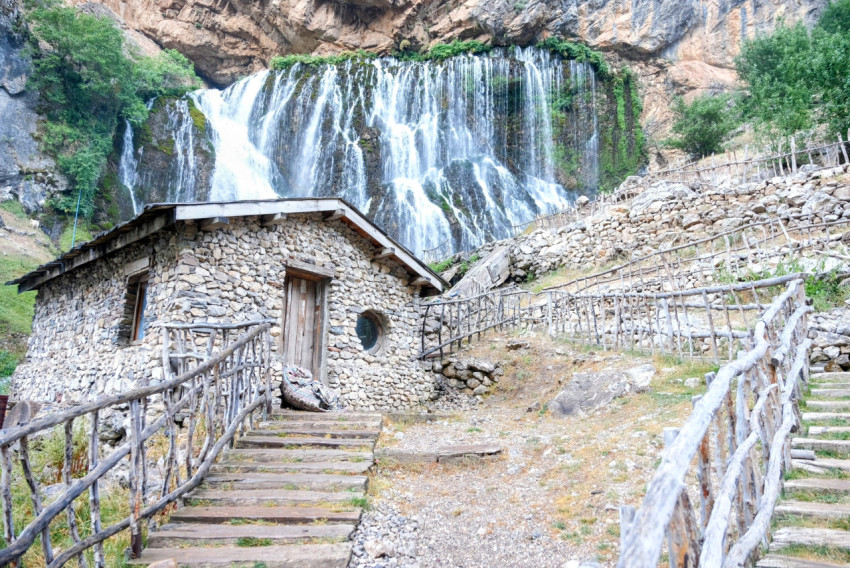 Kapuzbaşı Şelalesi ve değirmen