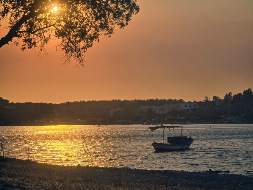 Gün batımı, deniz ve tekne