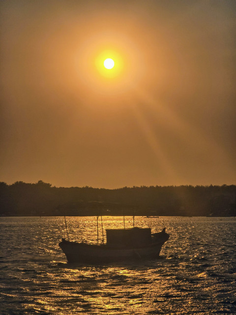 Gün batımı, deniz ve tekne