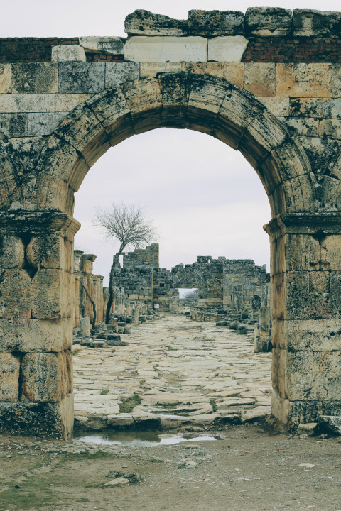 Pamukkale Hierapolis Antik Kentinde bir kapı